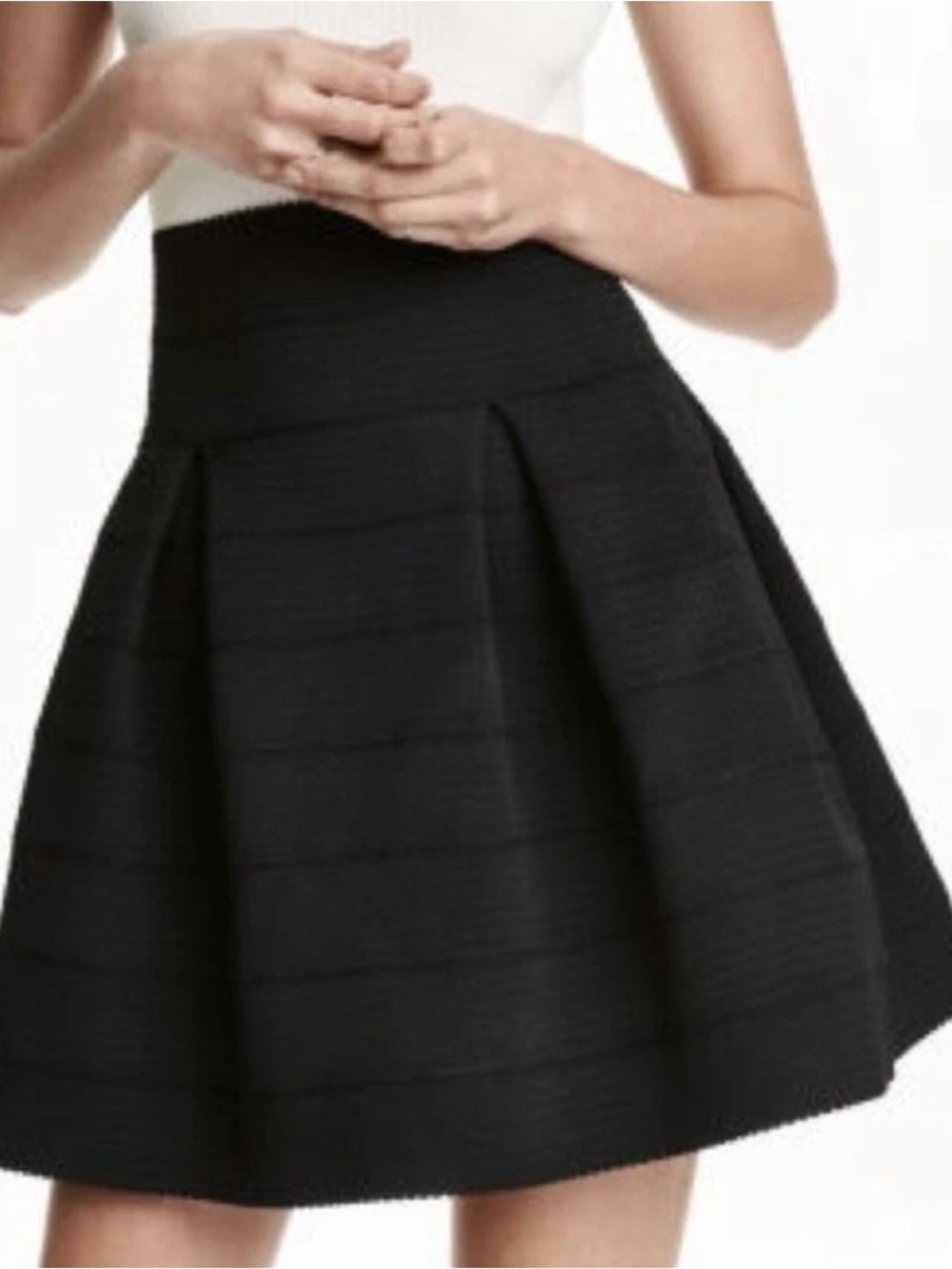 Textured High-Waist Skirt 🖤